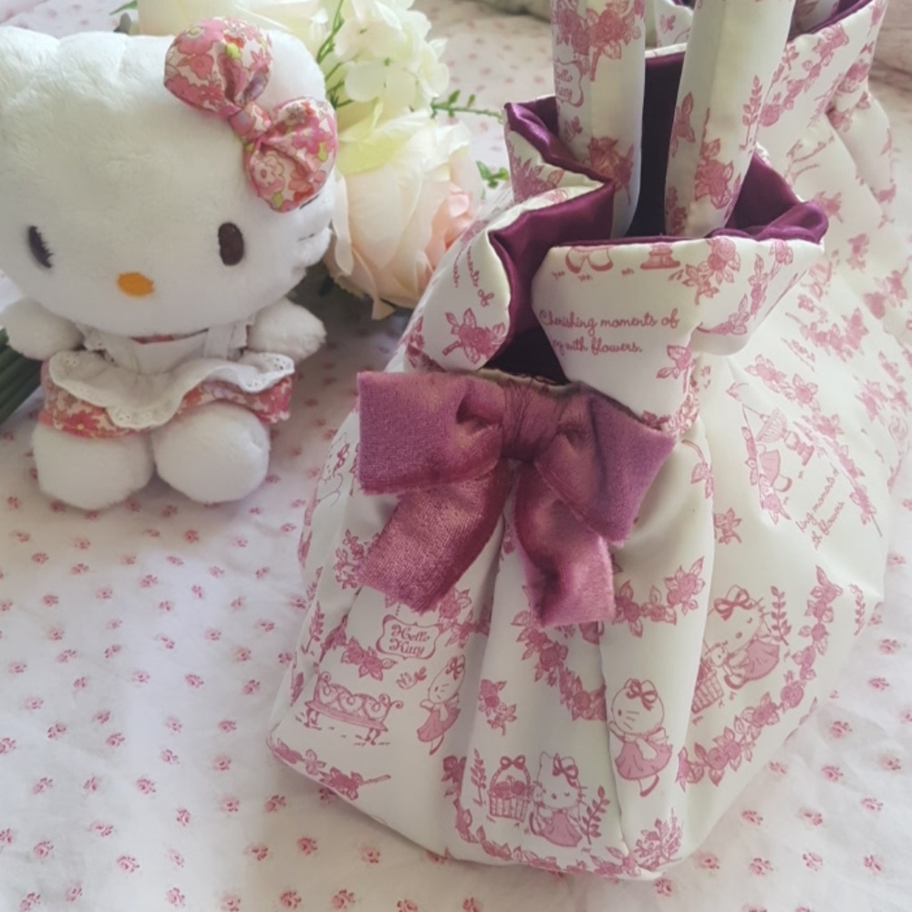 Hello Kitty Questina Satin Victorian Purse satchel - Picture 3 of 8